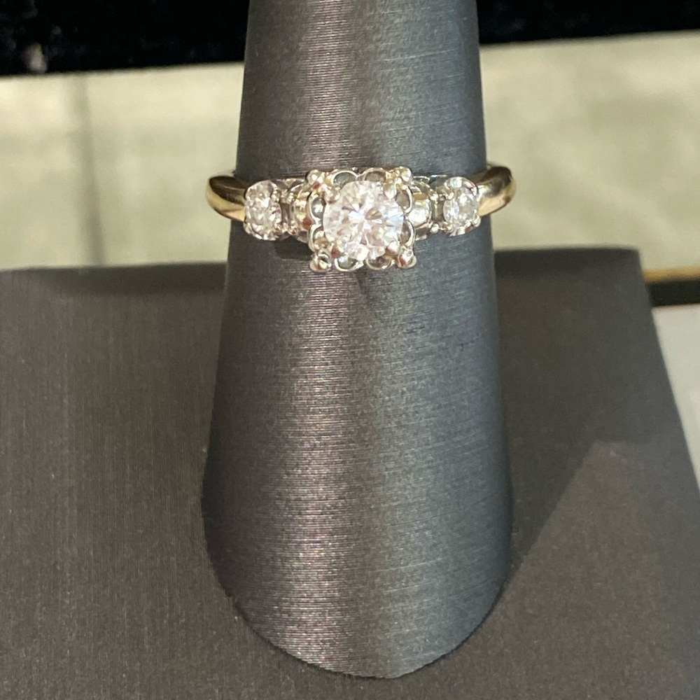 435110 14k Yg .45 center Diamond (small chip) near prong with side diamonds